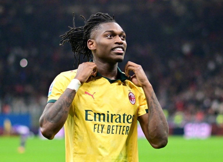 意甲，AC米兰在客场以1-0力克卡利亚里，以先赛一场多2分的优势力压国际米兰暂时