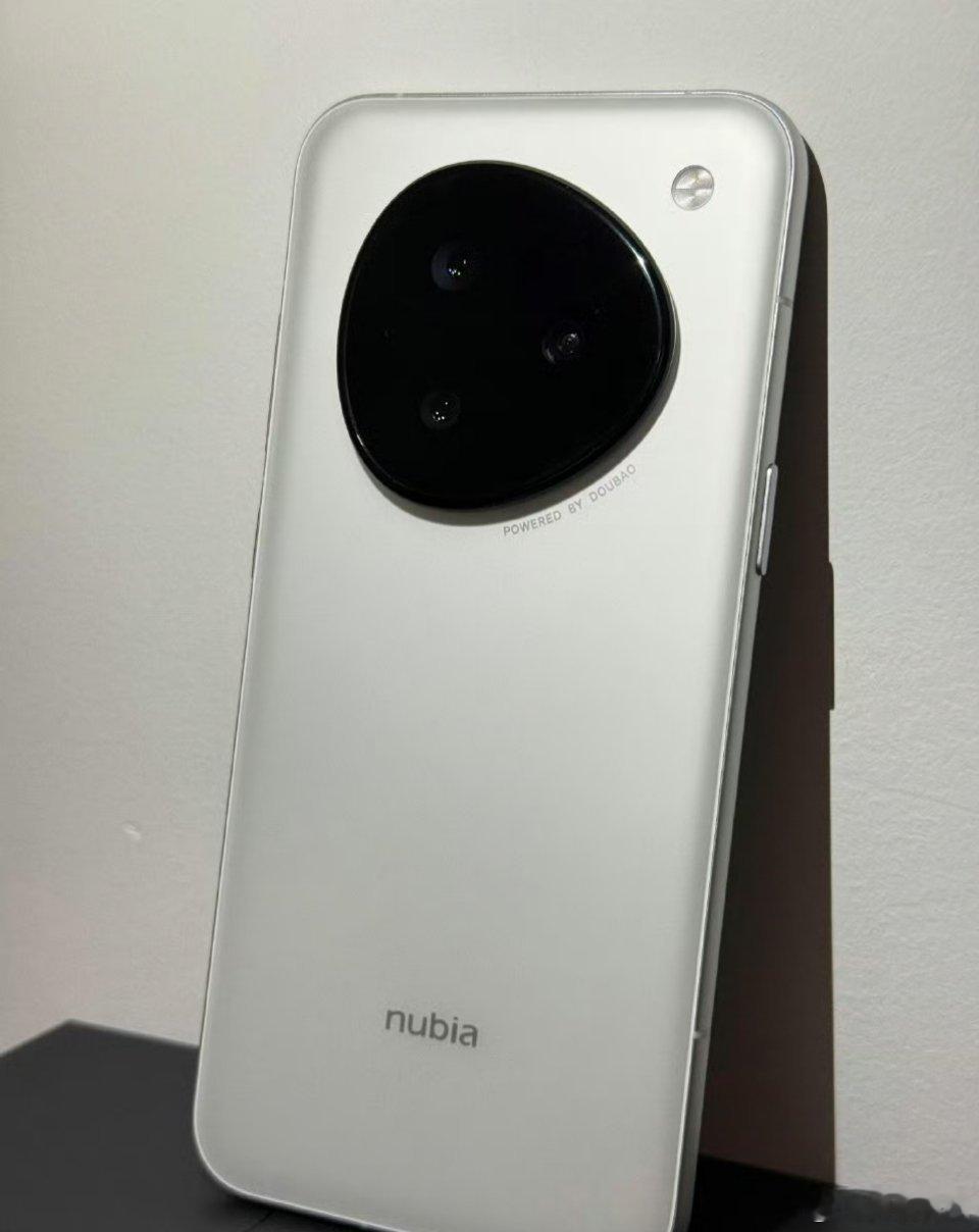 倪飞疑似透露新一代豆包手机进展上一代豆包手机，惊艳四座!这次新ai手机到底有多强