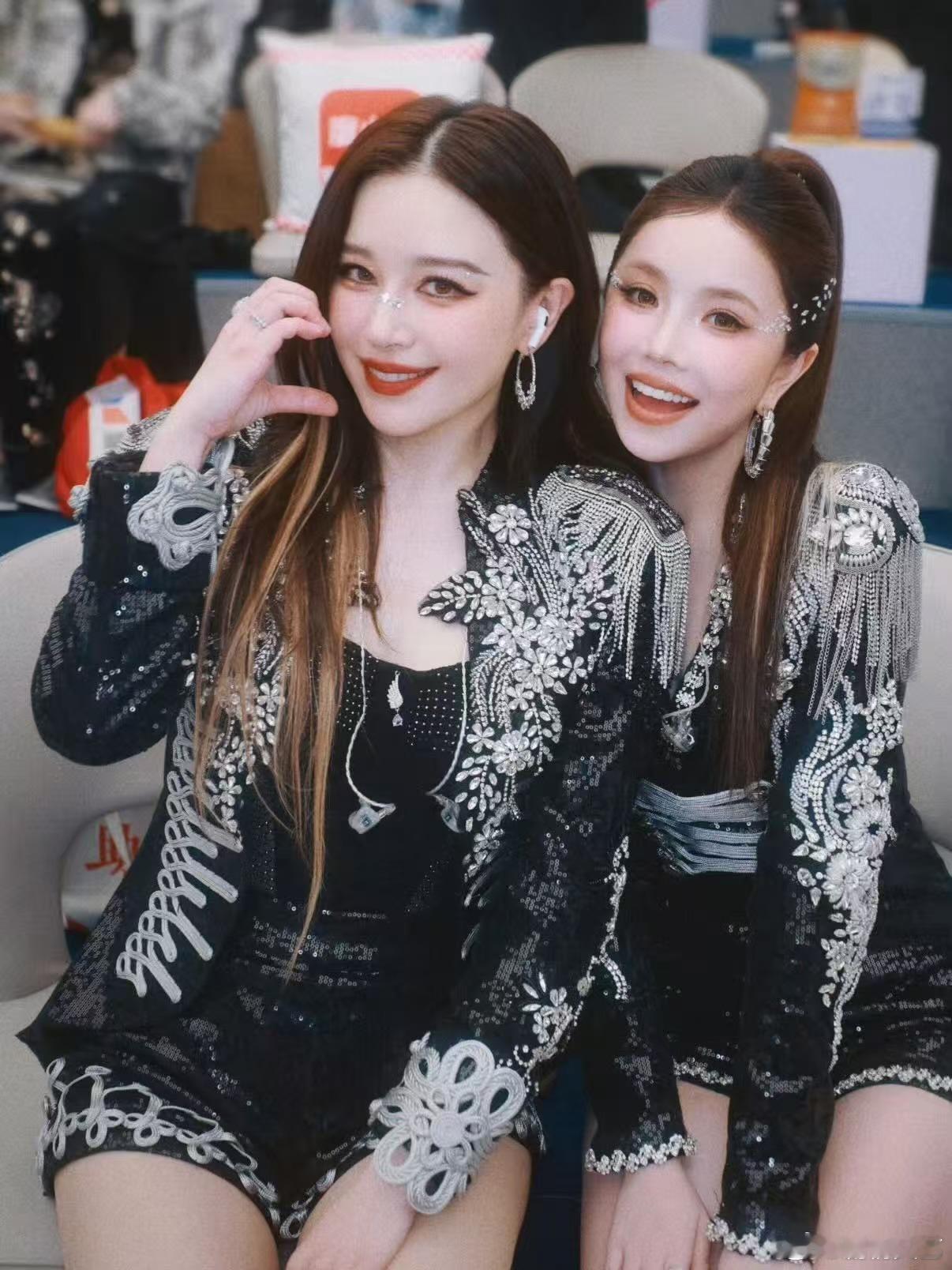 阚清子承包了潇洒小姐售后阚清子承包所有潇洒小姐暖心售后细节，定制钻戒串联四人相遇