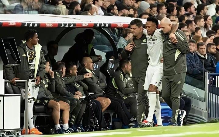 米利唐伤退，弗兰加西亚被罚下，卡雷拉斯被罚下，阿诺德伤了，卡瓦哈尔伤了，门迪伤了