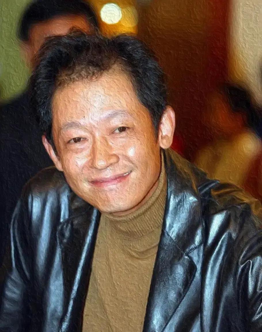 王志文那段老采访被剪成十五秒短视频又冲热搜。
画面里他板着脸说别到处晒幸福也别倒