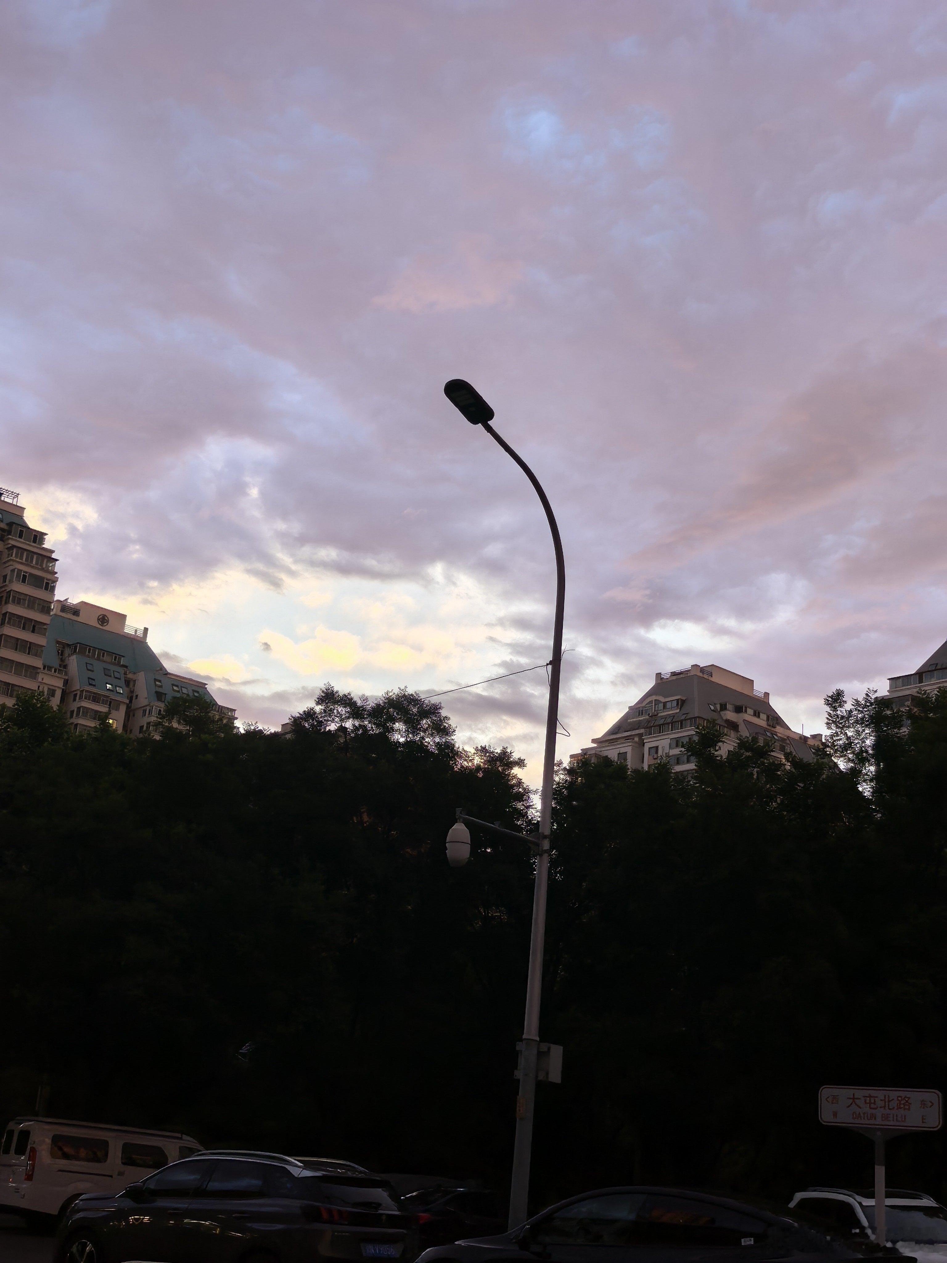 北京发布雷电黄色预警没见到雨天空是美的不行大街上到处都是随手拍 朋友圈也刷屏了北