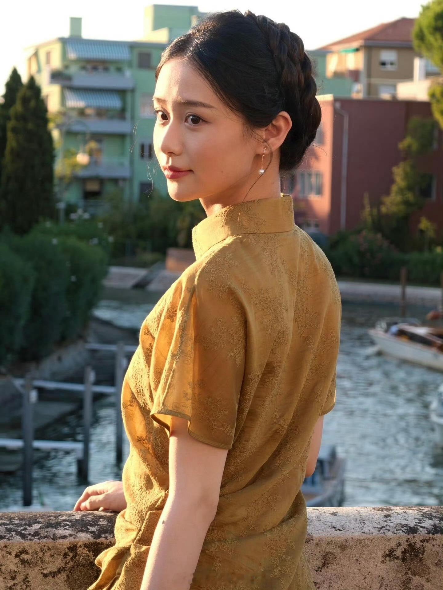 王晓慧亮相威尼斯电影节红毯❗️随《给阿嬷的情书》剧组踏上海外首映场，M esse