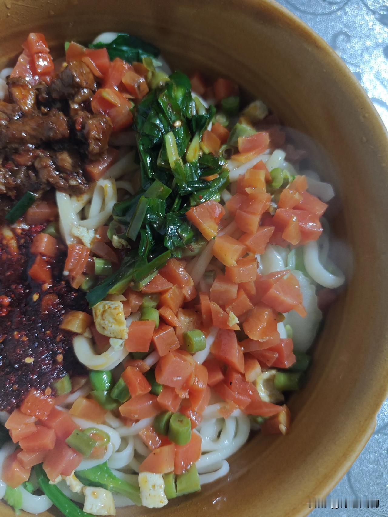 宝鸡美食 宝鸡渭滨区新建路人民医院南门斜对面巷子里的小面馆，去吃的都是常客，像我