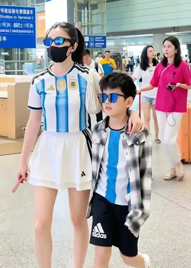 陈妍希带娃回北京，陈晓的体面藏不住了，比天天秀恩爱强太多 