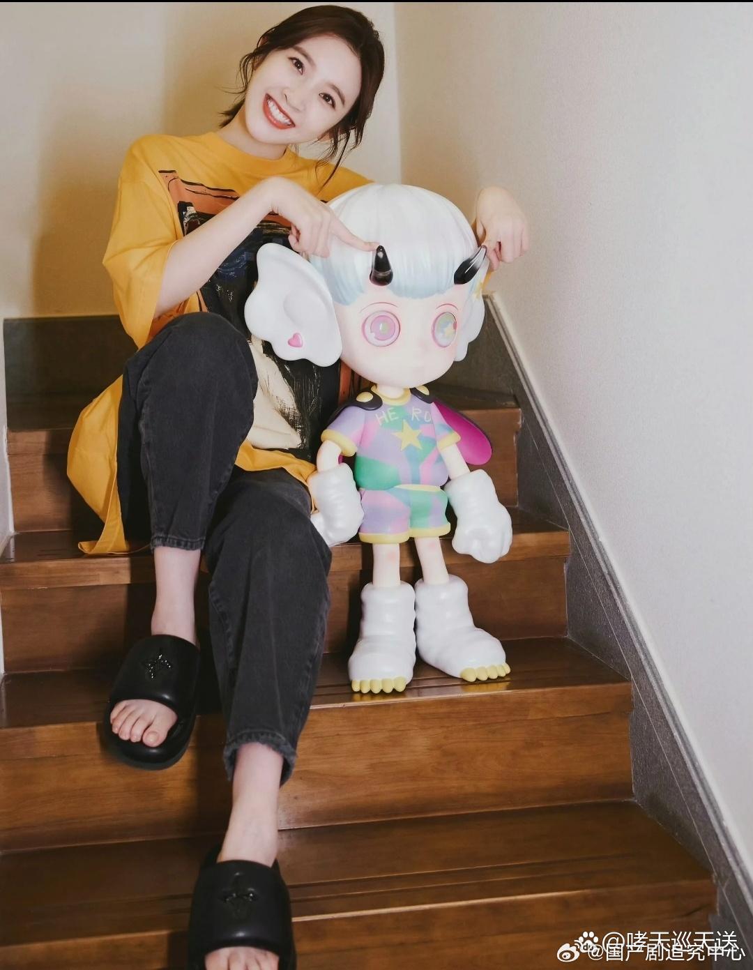 唐艺昕，松散修长的脚趾头。 