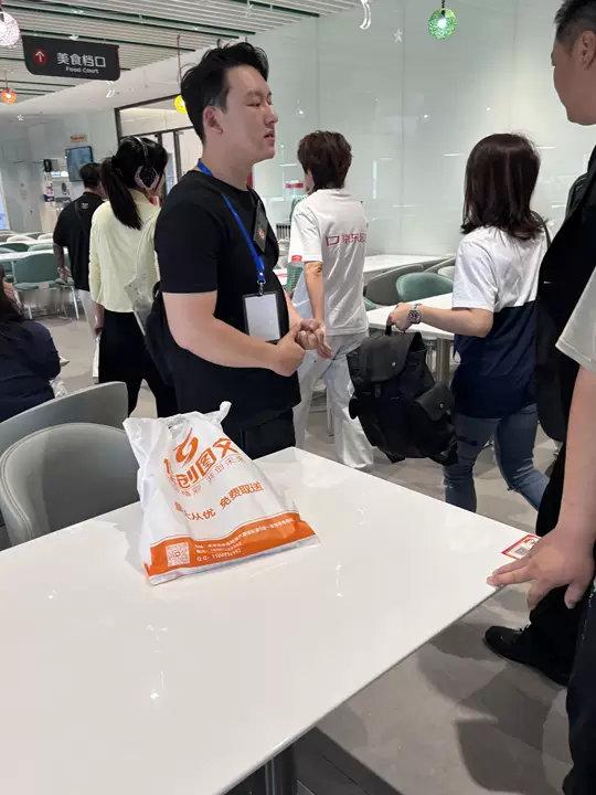 偶遇王濛食堂排队网友偶遇王濛食堂排队网友偶遇王濛食堂排队🈶，濛主太接地气了哈哈