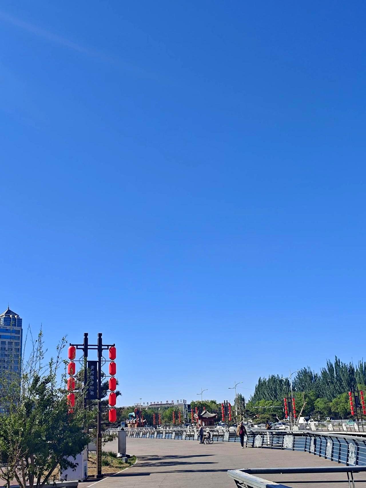 股价一涨，谁都容易说“早知道多拿一会儿”。
可真轮到自己头上，别说拿住，能不被晃