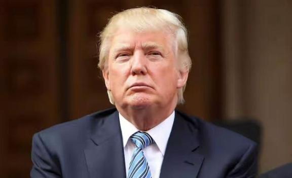 特朗普是美国历史上第一位，也是到目前为止唯一一位在当选总统前，没有任何军事或政府