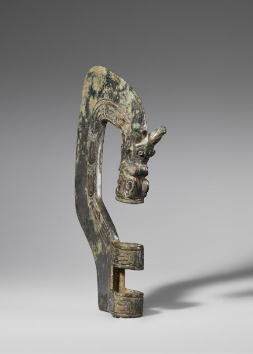 每天一件青铜器 旧金山亚洲艺术博物馆藏布伦戴奇旧藏的西周中期龙纹钺. 呈现出大小
