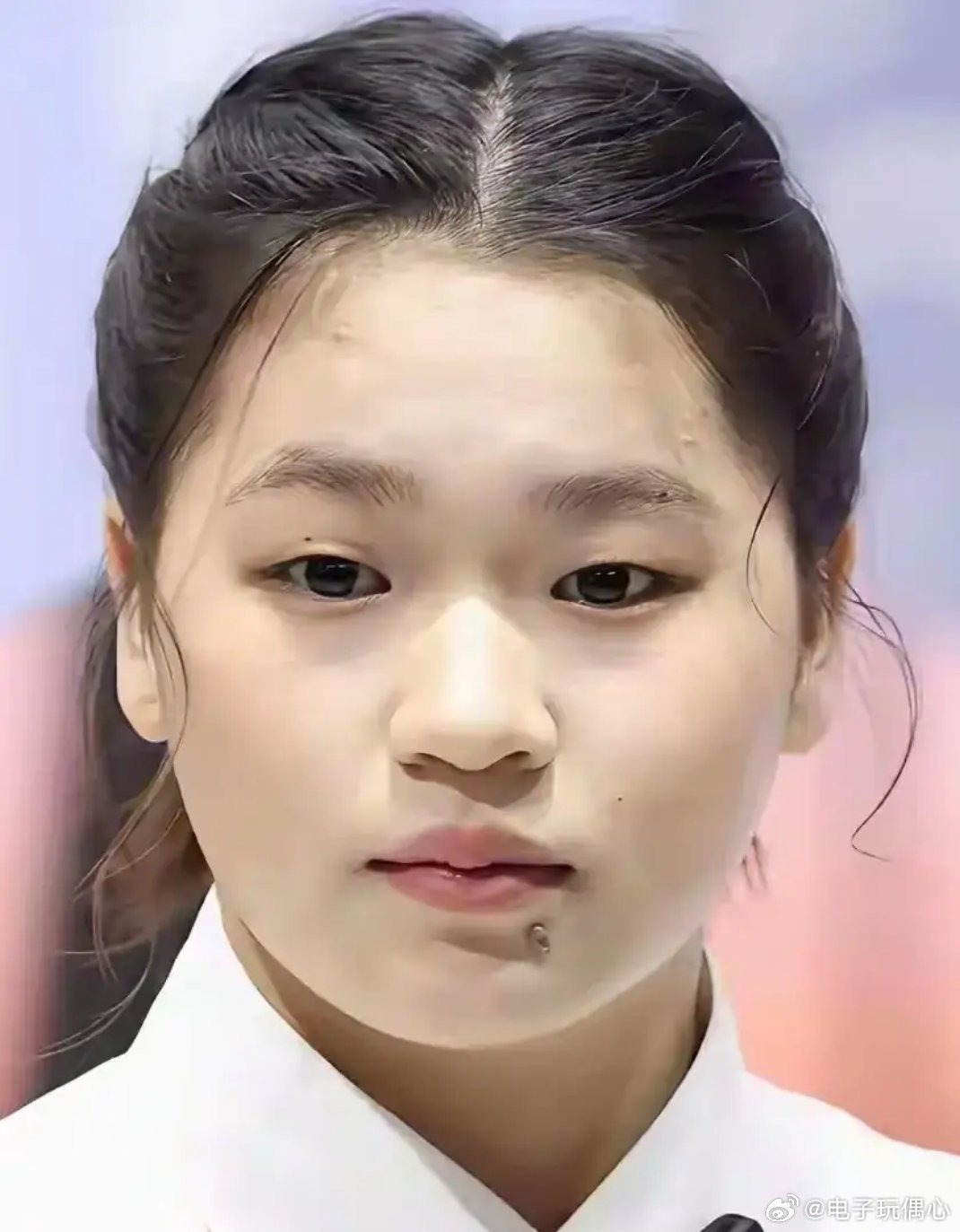 上海偶遇全红婵，镜头内外判若两人，真人苗条迷人超瘦很好看！ 