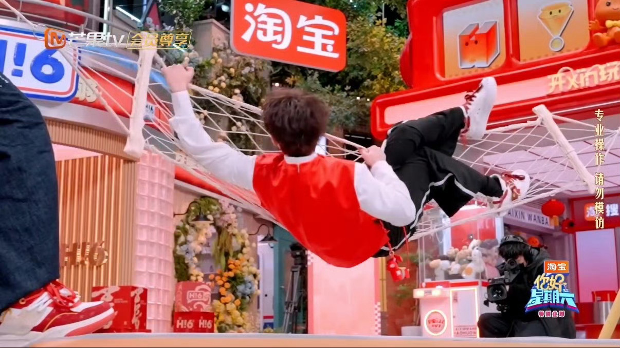 郭俊辰摔倒了就躺会郭俊辰在哪里跌倒就在哪里躺着，最后直接放弃挣扎躺在了吊床上可还