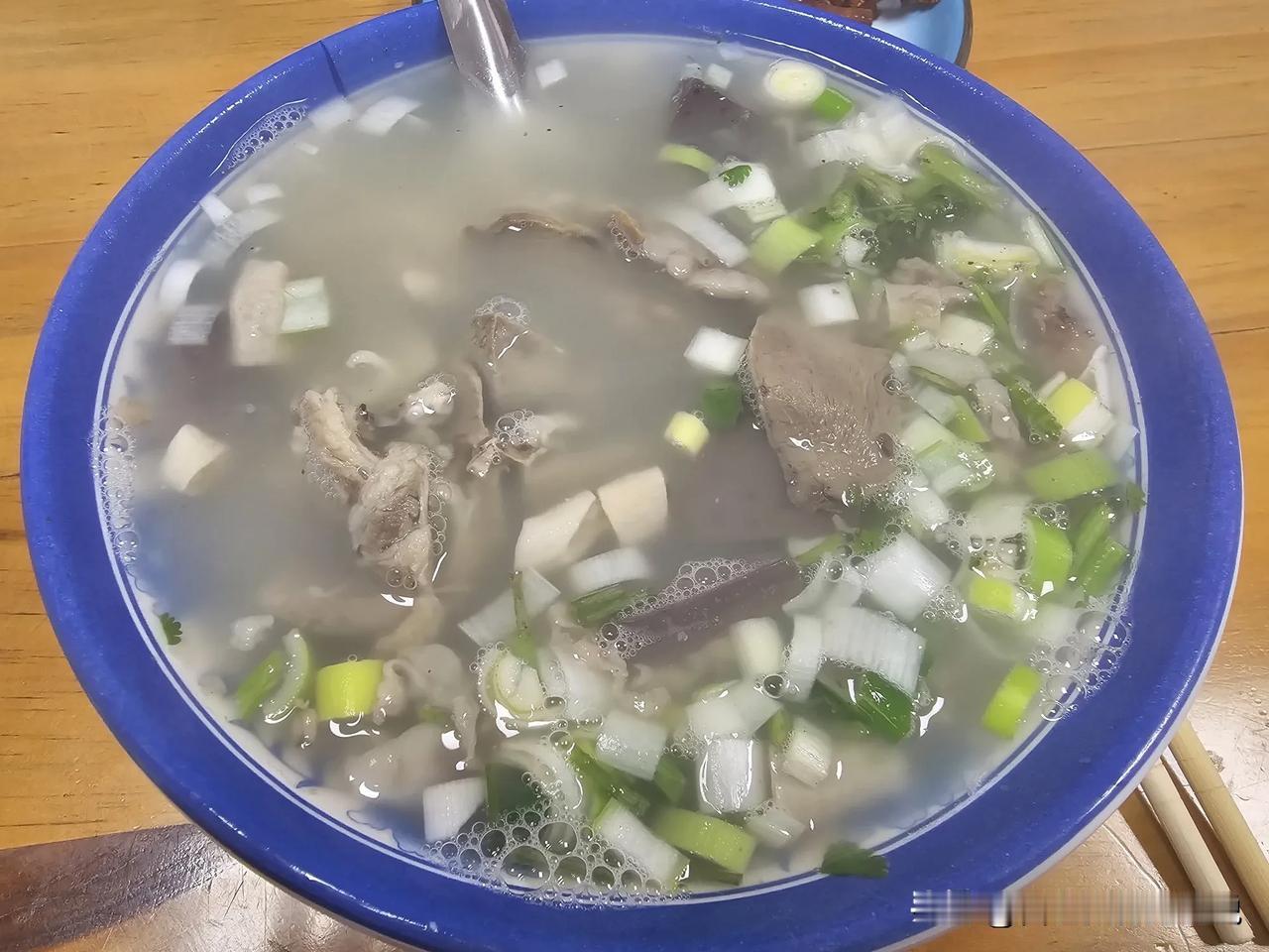 午餐在临沂，搜了搜附近当地特色美食，觉得这家苍山全羊还可以。

二人食，老馋一份