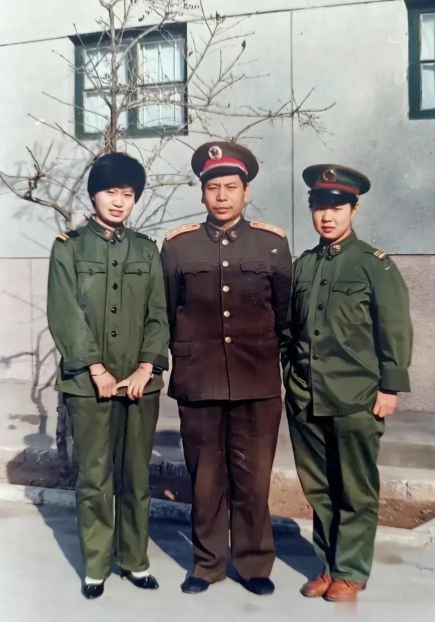 90年代，两个女兵与军官的合影，这两个女兵应该看着挺有气质，家里的条件应该也挺不