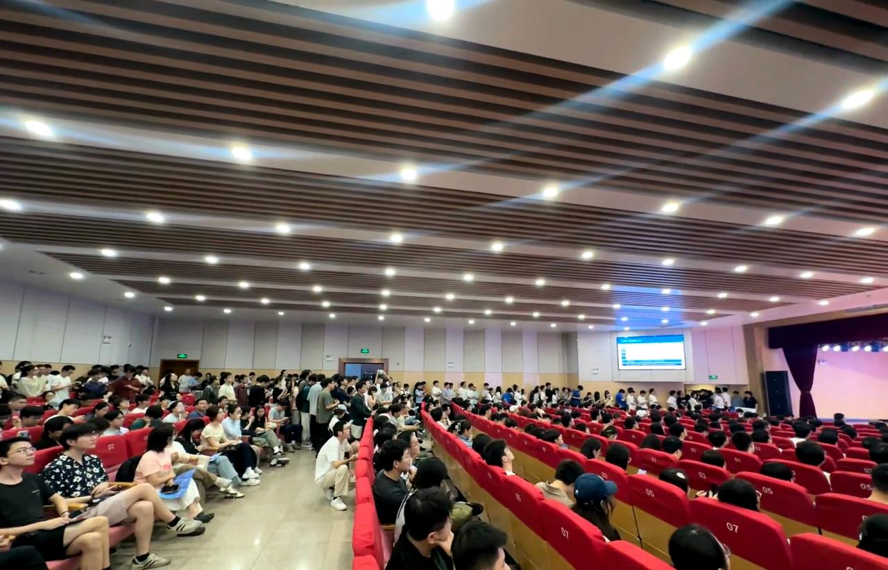 长鑫存储校招爆满

长鑫存储2027年提前批，来中国科学技术大学招聘，现场直接爆
