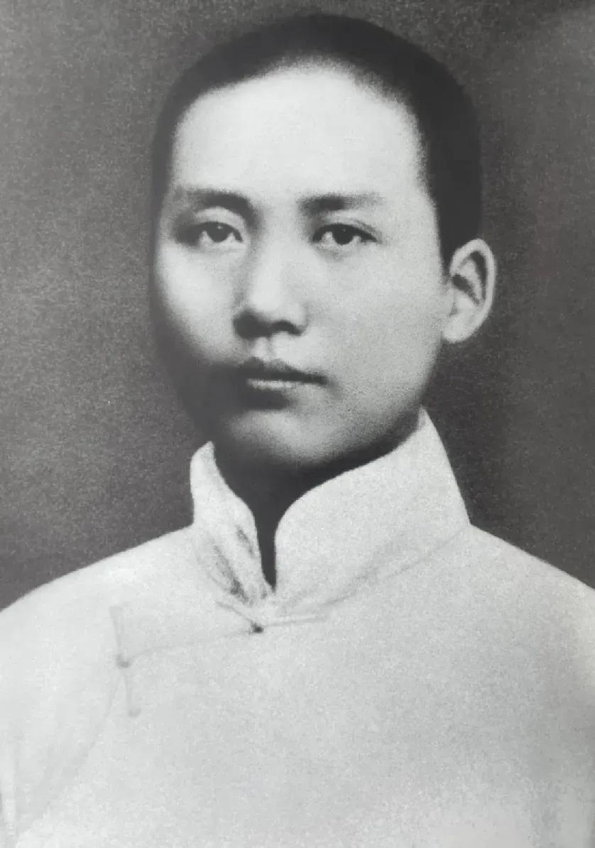 👀看到毛主席1919年在长沙拍的这张照片，真的儒雅极了！😍

🧐仔细一看，