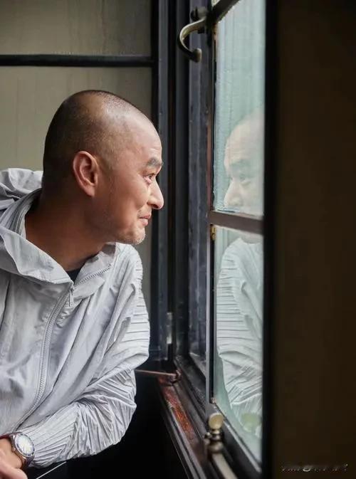 有网友评价：以前觉得冯唐超神，各种履历好牛，但是过了35岁对他的看法就变了，如今