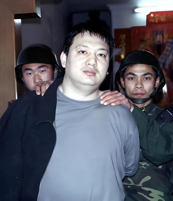 2005年3月5日凌晨4时，福建省福安市街尾27号一栋不起眼的民宅外，一百多名公