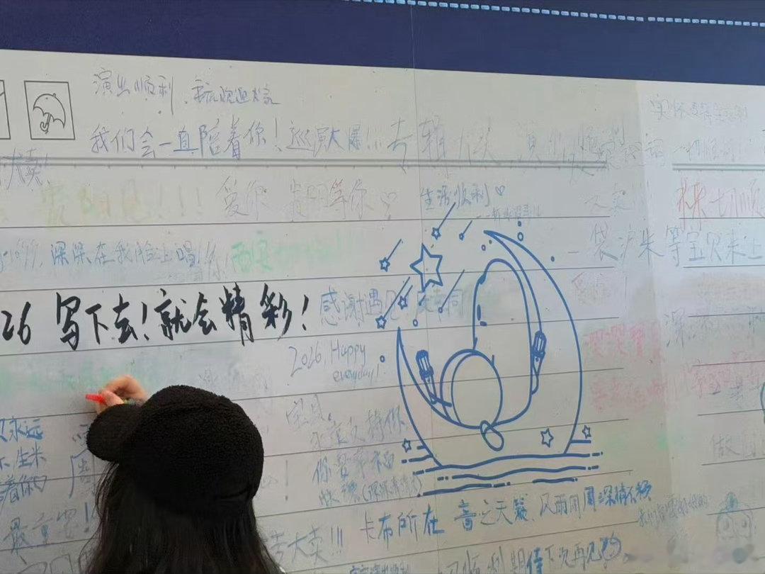 周深是重庆限定的儿童节礼物周深 重庆六一被周深承包，全城蓝色应援，歌声治愈温暖，