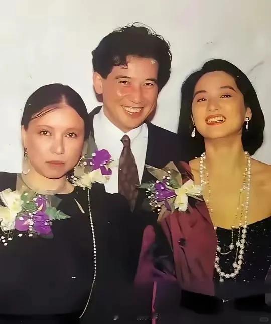 1990年，电影《滚滚红尘》首映时，女编剧三毛和主演林青霞、秦汉的合影。滚滚红尘