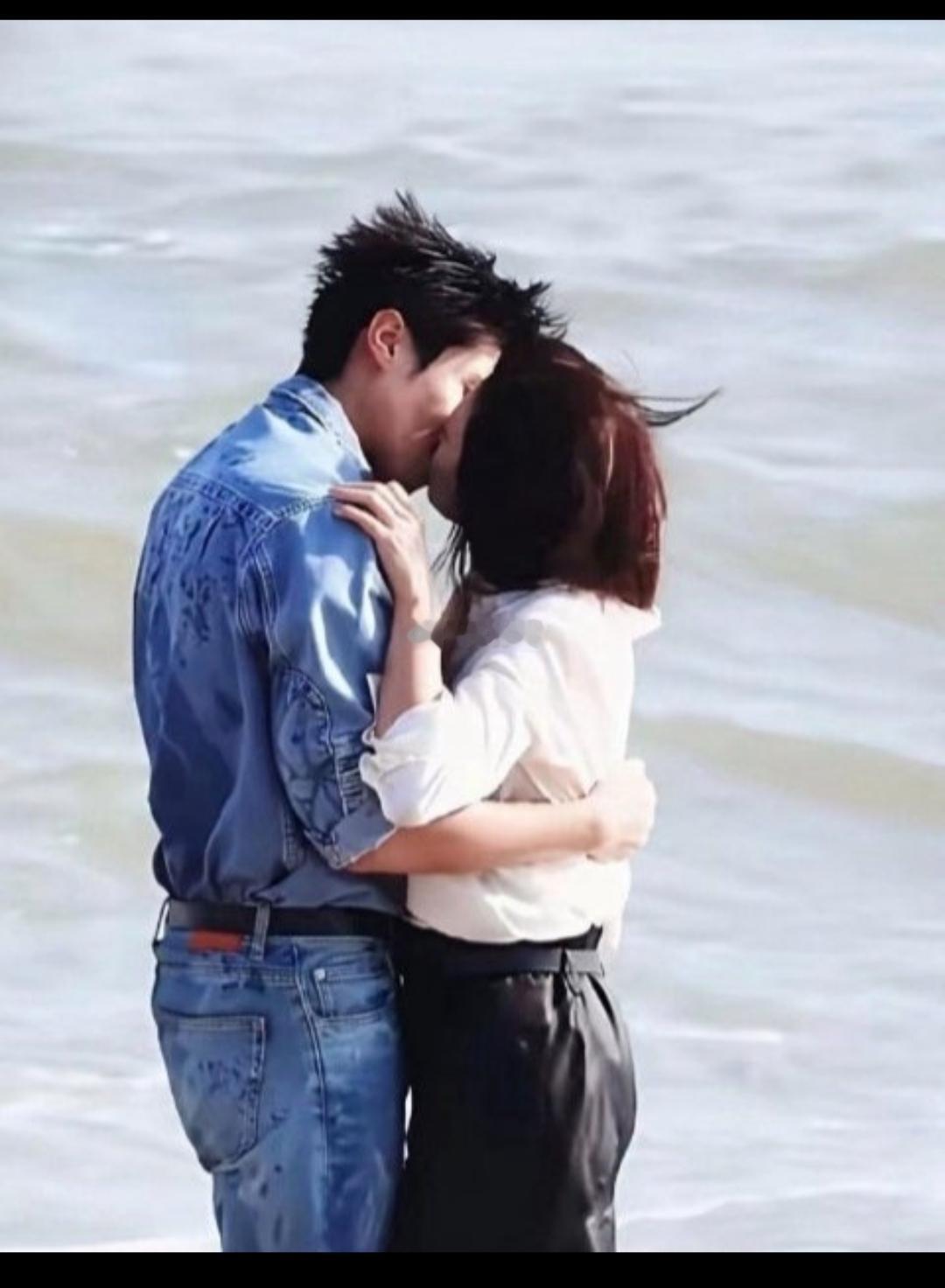 男的20几岁，女的50多岁，两个人演情侣真的毫无违和感！
贾静雯的现任老公是不是