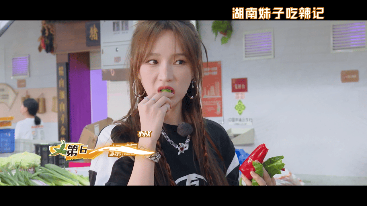 #孟佳一口气生吃8种辣椒#相信没人能拒绝我们的孟佳姐姐吧，这么的漂亮还有实力，这