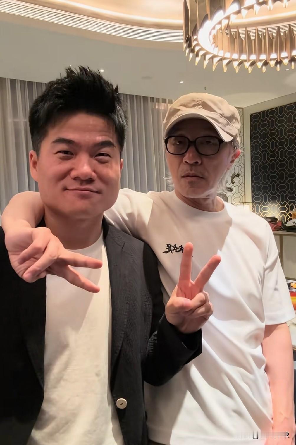 周星驰与董宇辉两个“最强大脑”的对话：

【开场反转：星爷率先发问】
 
周星驰