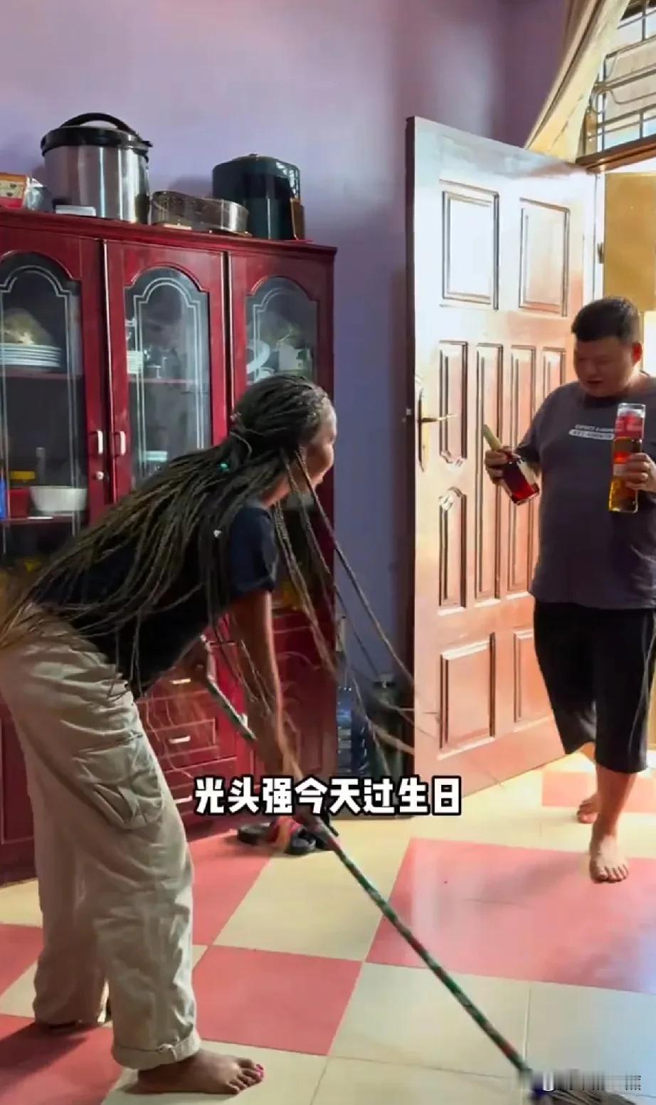 去年菲利斯是给小曾哥过生日，今年又给光头强过生日。物是人非，恍恍惚惚，才一年的时