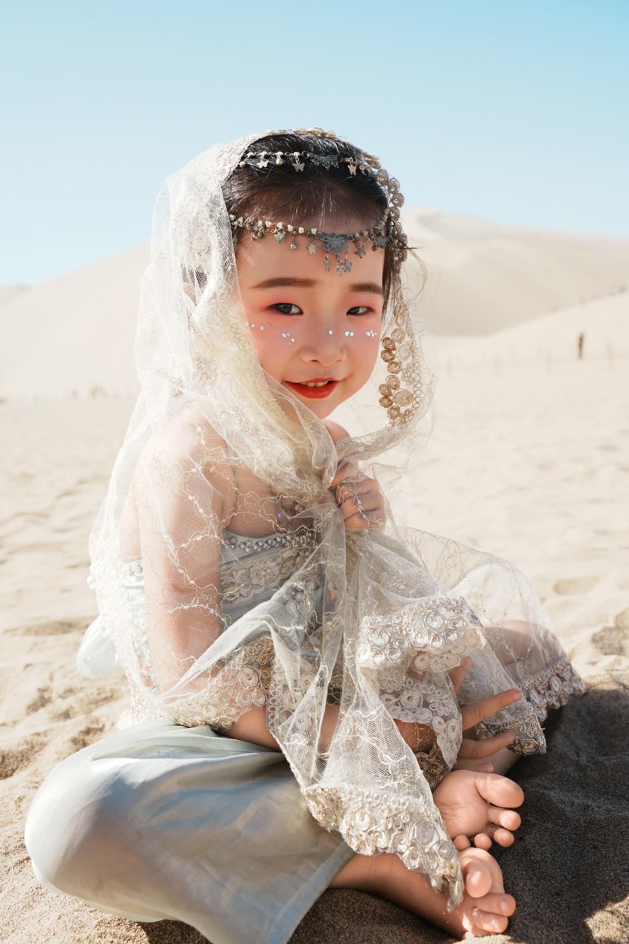 可爱的小妹妹，天真烂漫的笑容来沙漠当一回西域公主 异域风情cos 我的沙漠小公主