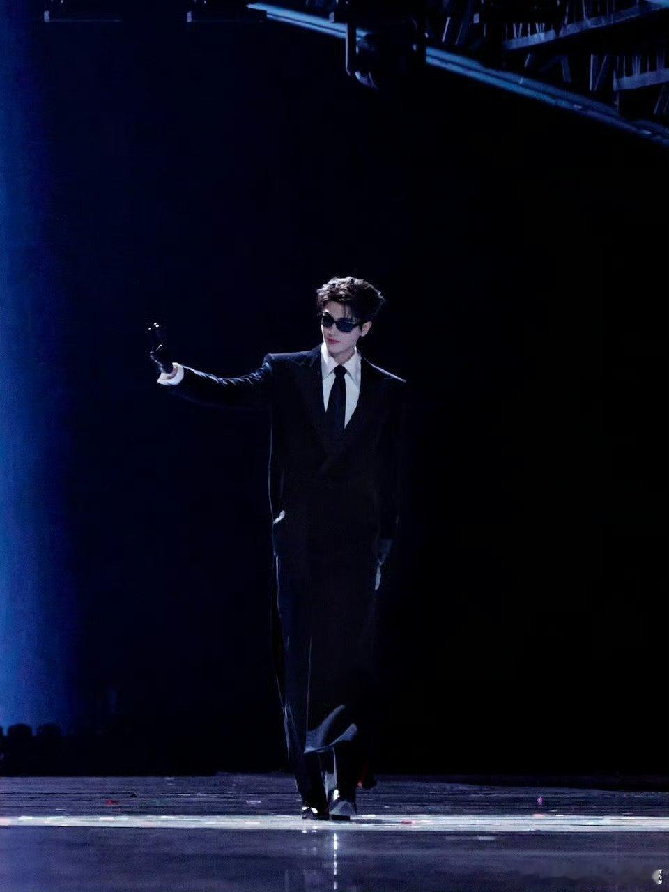 张凌赫官宣微博之夜啦！颤抖吧红毯杀神来了 