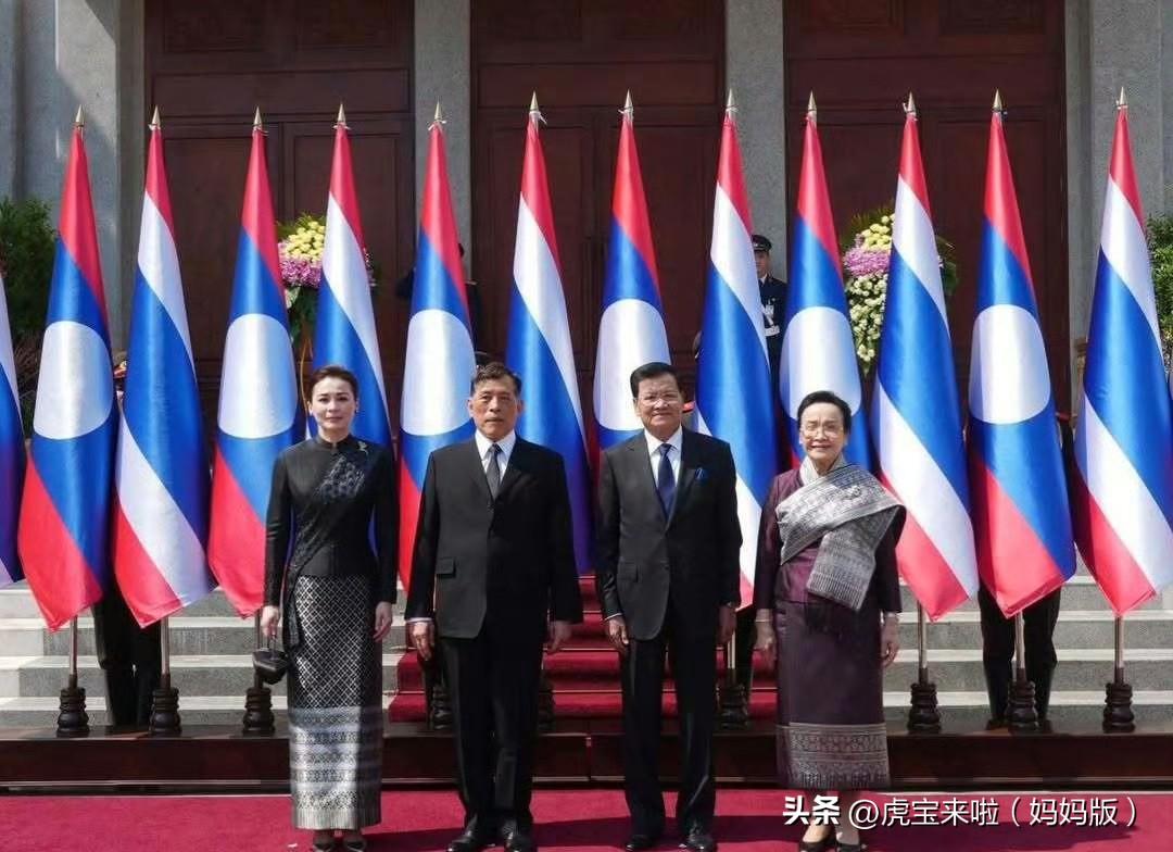 国王夫妇出席由老挝主席举办的欢迎仪式，然后进入正式友好的会谈日程，随后参观了老挝