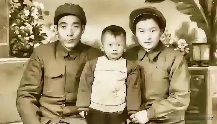 1952年奇迹重逢！师长随口一问婚事，女军医一句话，成全跨越八年的战地深情
 