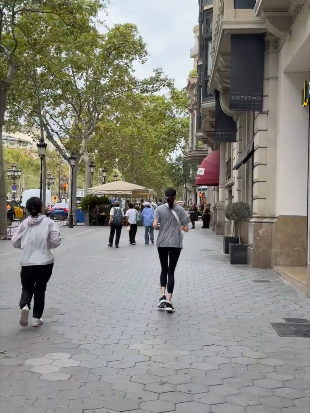 网友巴塞罗那偶遇关晓彤在路上跑步，又美又自律 ​​​