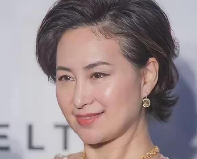 有次记者问何超琼：“您跟许晋亨结婚9年都没生娃，是不是心里一直放不下陈百强呀？”