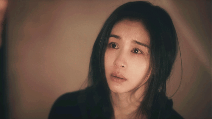 老天看看曲桐内娱看看王子文 曲桐锁门都会被妈妈追问，这种细节里的控制欲，王子文用