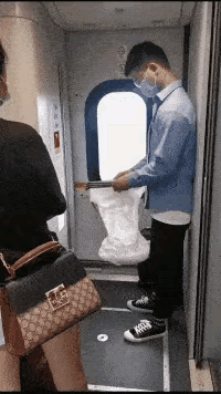 这发明太实用了，常坐火车的必备神器～