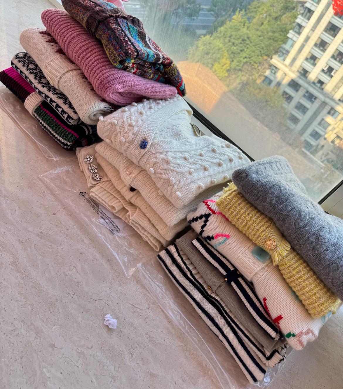 小姑子发小因病离世，清理遗物时翻出好几件没拆吊牌的新羊绒衫，小姑子收下后转送给了