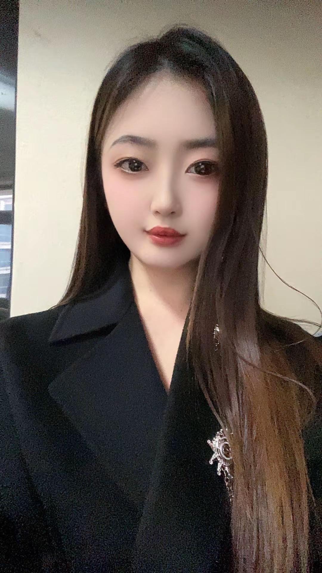 男朋友一定要找比自己大5岁以上的，不然我怕他三四十多岁黄金年龄的时候嫌弃我老😂