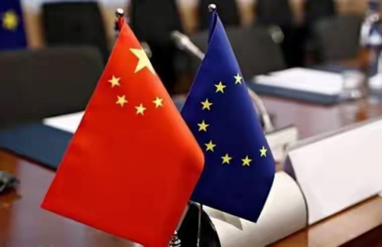 丘吉尔外曾孙在路透社发文：27国欧盟抱团，就能战胜中国？

我们都知道，丘吉尔的