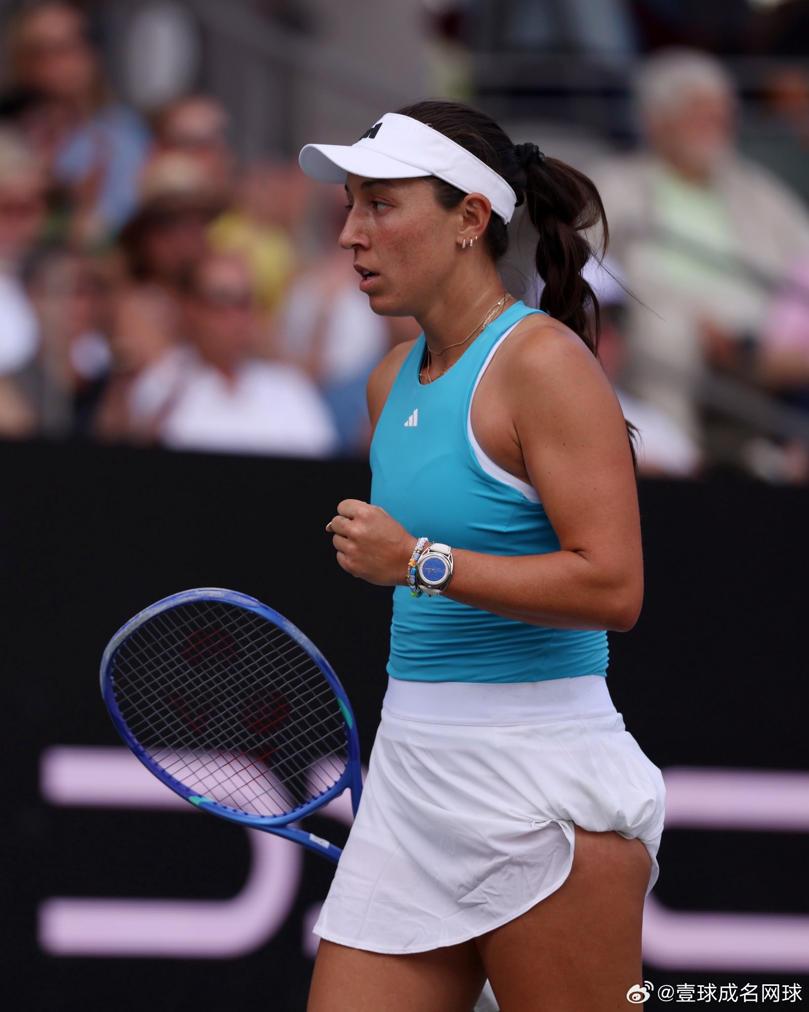 头号种子、卫冕冠军佩古拉以6-4、5-7、6-3击败约维奇，连续两年闯入查尔斯顿