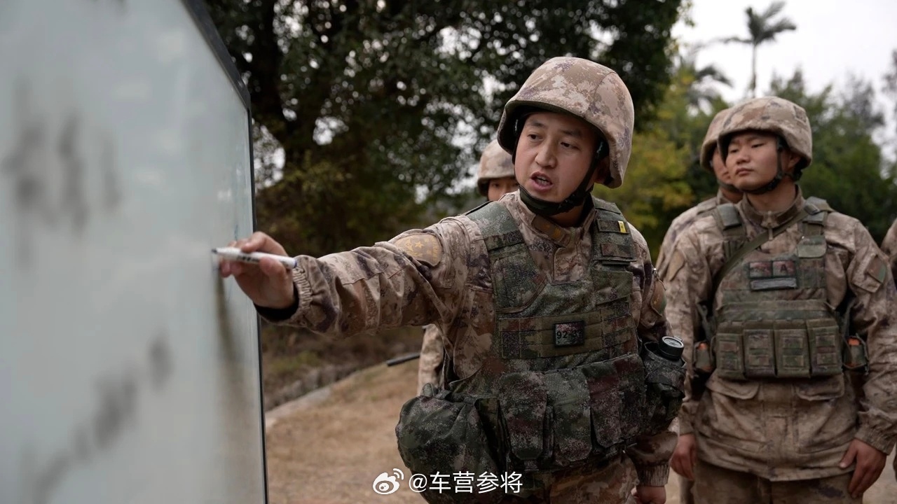 右边这位穿的是潘达么 