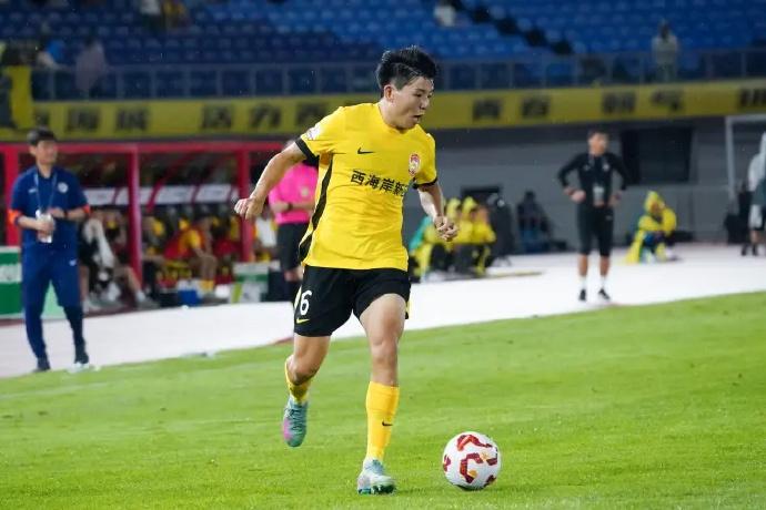 青岛西海岸21岁新星徐彬转会英超狼队，狼堡队的背后大老板是中国的复星集团，但是下