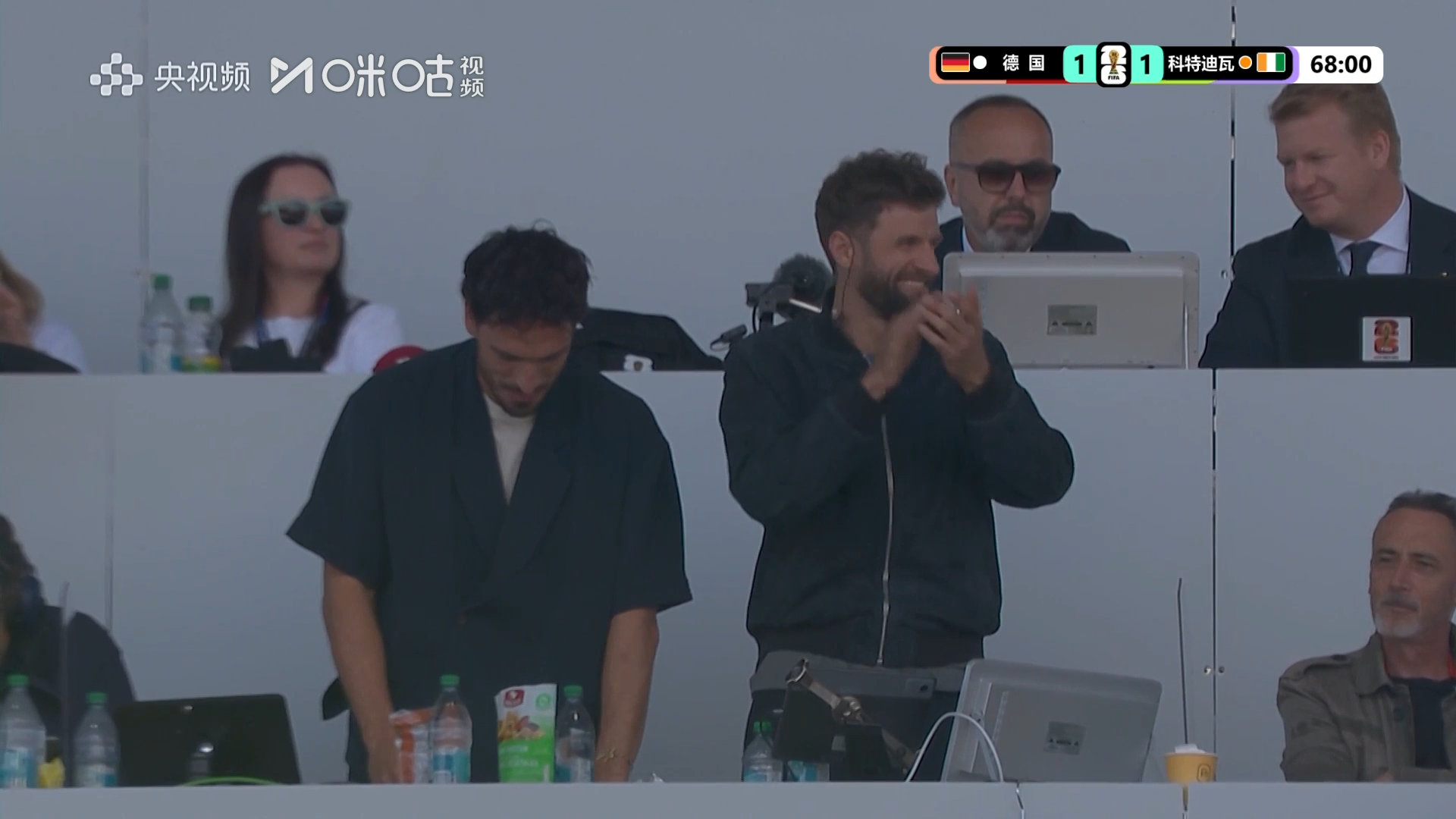 #德国扳平后穆勒笑了##德国扳平科特迪瓦#  68分钟，翁达夫推射破门扳平比分！