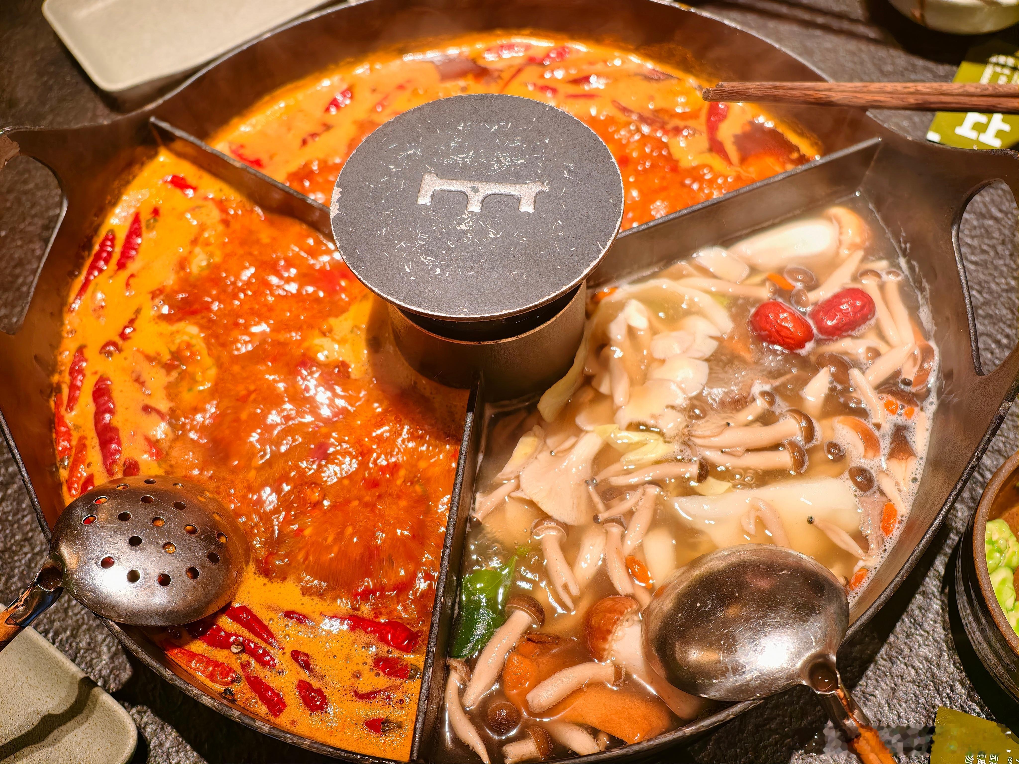 吃了好一阵子家里人做的一颗辣椒都不放的饭菜，今天再吃火锅，简直香迷糊了！ 深圳·