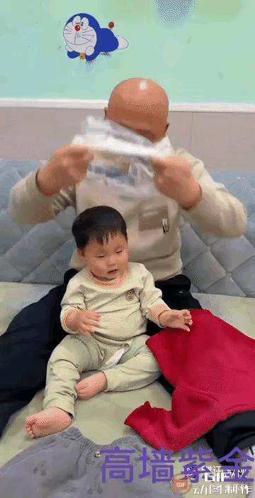 这个爸爸帮小孩穿衣服时，用塑料袋，套住小孩的头，对小孩呼吸有没有影响？

视频中
