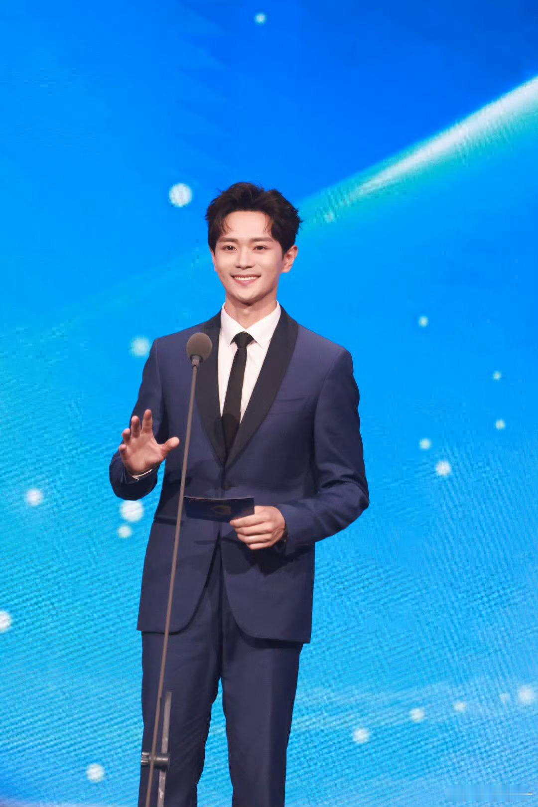 曹骏机场 白月光重回巅峰这个曹骏怎么感觉逆生长了😂😂不过他真真实实有过大爆剧