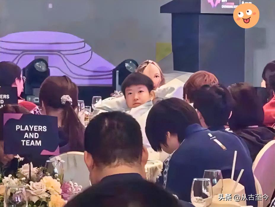 🔥绝了！ 
25岁孙颖莎晚宴一幕刷屏，
8年没变样，这才是真正的顶流！

  