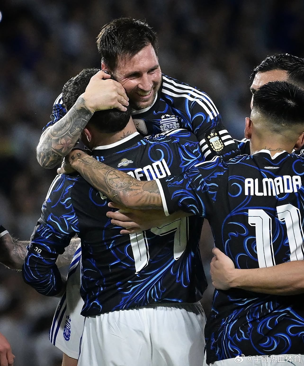 球王梅西在主场大度让点奥塔门迪，格局像大海一样宽广，阿伟罗一辈子也学不来。 