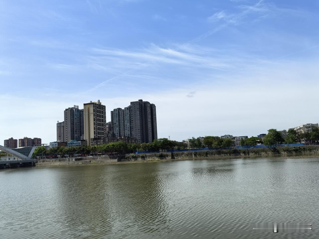 我看过王花花年轻时的照片，总觉得有些眼熟，后来才记得，我读大学时曾经耍过的女朋友