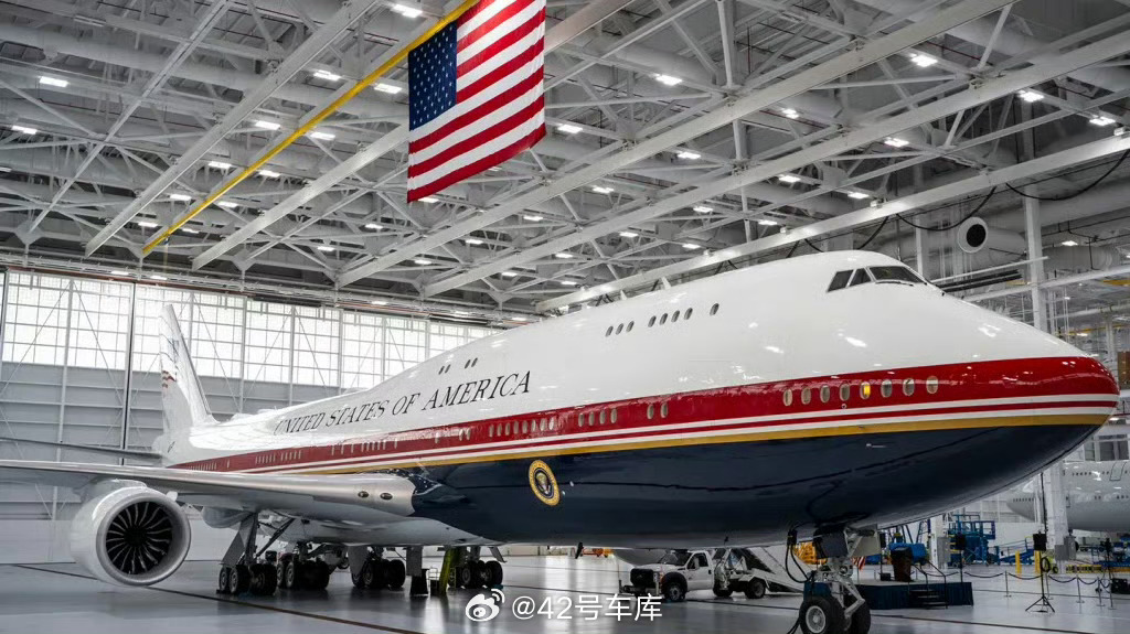 美国新空军一号亮相，恭喜特朗普喜提新飞机，毕竟他在上一任期就很想有新飞机坐了，新